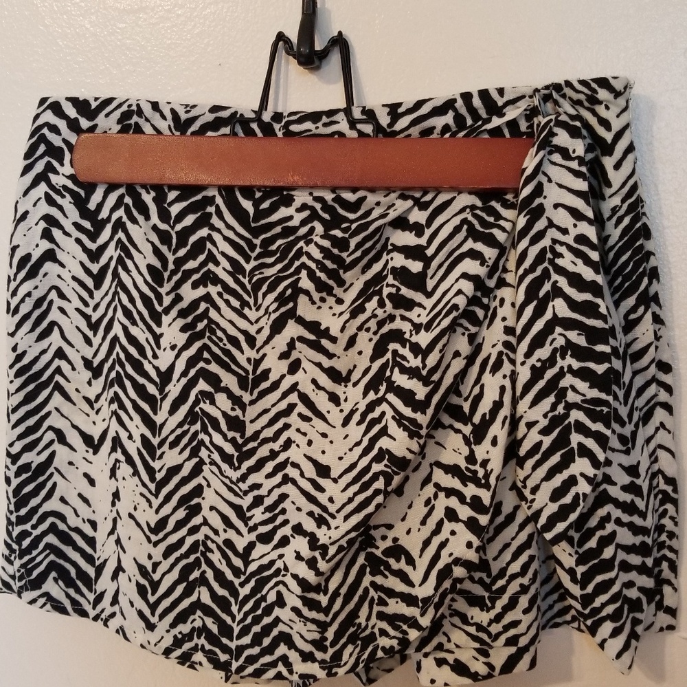 Black & White Skort. Size medium.